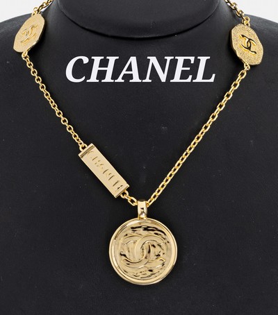 CHANEL Collier, Paris, Metall verg., kreisförm. Anhänger mit CC-Emblem und Flechtmuster, Zwischenelemente in Form von Plaketten mit CC Emblemen, ...