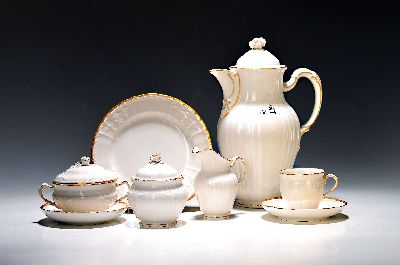 Kaffeeservice für 12 Personen, KPM Berlin, Modell Rocaille, weiß mit Relief und Goldrand, Kaffeekanne, Zuckerdose, Milchkännchen, 12 Tassen mit ...