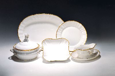Speiseservice für 12 Personen, KPM Berlin, Modell Rocaille, weiß mit Relief und Goldrand, 12 flache und 12 tiefe Teller, zwei Beilagenschalen, 2 ...