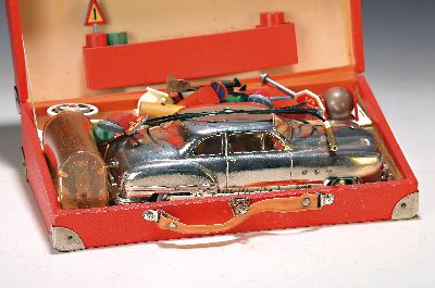 Schuco Ingenico 5311, Made in US-Zone Germany, mit kugelgelagertem Doppel-Magnet- Motor, Batteriebetrieb, im Orig. Koffer mit Zubehör und ...