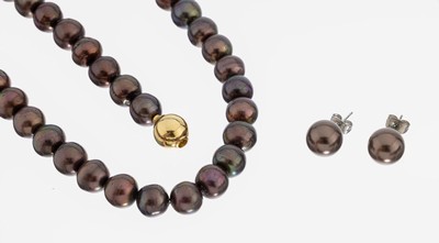 Schmuckset aus braunen Zuchtperlen, bestehend aus: Collier und Paar Ohrstecker, braune Zuchtperlen gef., D ca. 9.2 - 10 mm, Collier mit GG ...