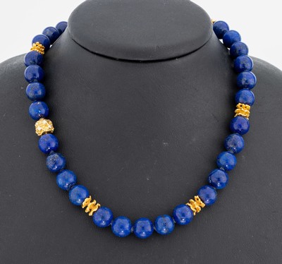 Lapislazuli-Collier mit 18 kt Gold GOLDBAUR Brillant-Schließe, GG 750/000, 33 Lapislazuli-Kugeln, D. ca. 7 mm, GG- Zwischenelemente, strukt., 9 ...