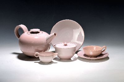 Serviceteile, Otto Lindig (1895-1966) für Karlsruher Majolika, um 1923, Modellnr. 4004, hellrote Glasur, 7 Teller, 2 Tasse mit 5 UT, 2 Milchgießer, ...