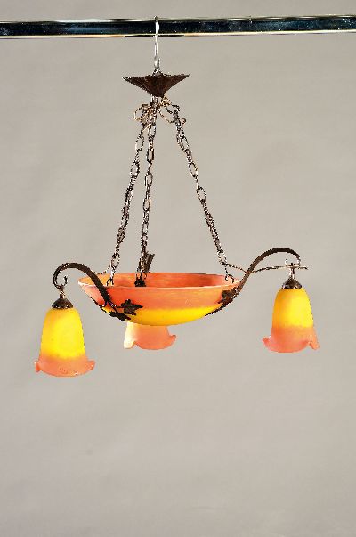 Deckenlampe, Rethondes, Frankreich, um 1905/10, 4 Glasschirme, Metallmontur mit Weinlaubdekor, Mittelschirm D. 35 cm, signiert, 4 Brennstellen, ...