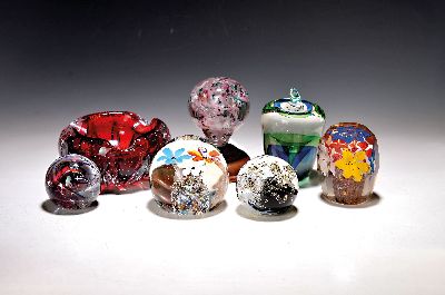 Konvolut aus 6 Paperweights und einem Aschenbecher, Murano, Italien, 2.Hälfte 20.Jh., farbloses Glas, unterschiedliche vielfarbige Einschmelzungen ...