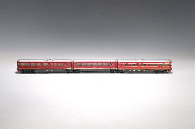 Märklin, Spur H0, 3025 Schnelltriebwagen DB, 1950er-Jahre, dreiteiliges Guß-Gehäuse, rot, beidseitige und Innenbeleuchtung, OVP mit rotem ...