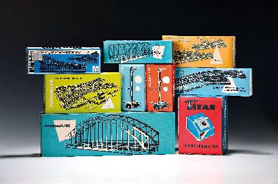 Sehr umfangreiches Modellbaukonvolut, überwiegend Märklin, 10 Kisten, Schienen, Weichen, Beleuchtung und mehr, überwiegend in OVP, Karton ...