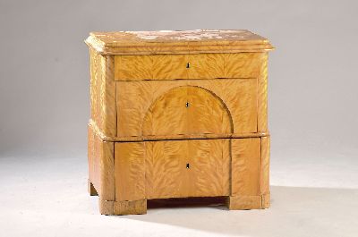 Kleine spätklassizistische Kommode, 19.Jh., Birkenfurnier, 3 Schubladen, 1 Schlüssel, ca. 83x86x56 cm, EZ 3