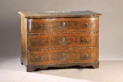 Barockkommode, um 1740/50, Nußbaumfurnier, 3 Schubladen, doppelt geschweift, Messingbeschläge, Rahmenfüllungen in Wurzelnussfurnier, ohne ...