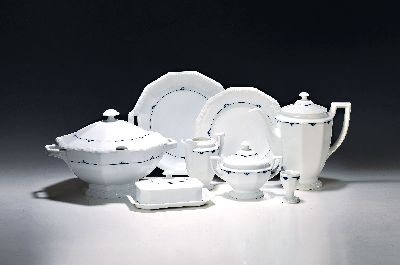 Speiseservice Maria mit blauem Schuppendekor, Rosenthal, 20.Jh., Porzellan, Fahne mit Reliefzier, 14 Speiseteller D. 24,5cm, 10 Suppenteller D. ...