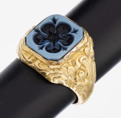 Lagenachat-Ring, 925er Silber verg., blauerLagenachat, Darstellung einer heraldischen Rose, Ringschultern abstrakt floral, RW 60, ca. 9.0 g