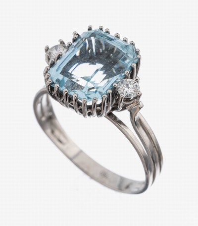 18 kt Gold Aquamarin-Brillant-Ring, WG 750/000, rechteckigfacett. Aquamarin ca. 5.0 ct, 2 Brillanten zus. ca. 0.30 ct Weiß/vs-si, RW 65, ca. 6.2 g