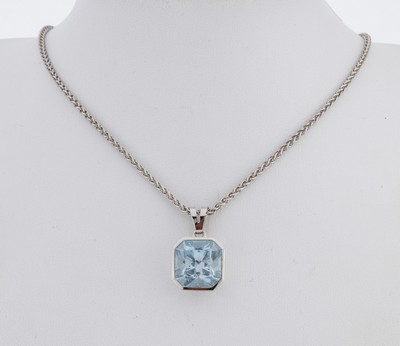 14 kt Gold Topas-Anhänger, WG 585/000, oktagonal facett. Blautopas (beh.) ca. 8.0 ct,an Kette L. ca. 40 cm, große Federringschließe, ca. 16.8 g
