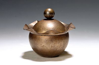 Bauhaus Deckeldose von Friedrich Marby (1905-1984), Messing, Hammerschlagdekor, am Boden gemarkt und bez. Handarbeit, H. ca. 13cm, D. ca. 13 cm