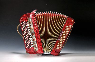 Hohner-Maestro IV Knopfakkordeon, wohl 60/70er Jahre, rotes Gehäuse, 11 Register. 120 Bässe, Balg in gutem Zustand, intakt, orig. Koffer, leichte ...