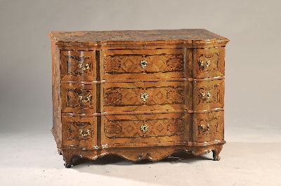 Rokoko-Kommode, wohl Main-Franken um 1750, aufwendige Marketerie, Nussbaum-, Rüster, Pflaume und andere Hölzer, meist furniert, z.T. massiv, ...