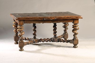 Großer barocker Ausziehtisch, wohl Danzig, um 1720, Nußbaum massiv, z.T. Furnier, gedrechselte Beine, Mittelsteg zwischen den Füßen, ca. 74 x 156 ...