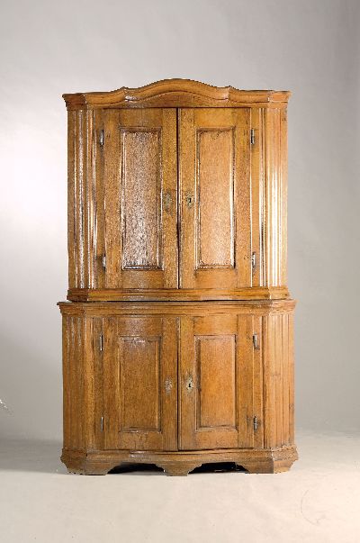 Eckschrank, deutsch, um 1760, Eiche massiv, kleine Sterneinlagen, geschweifte Füllungen, Wellenprofil, Aufsatz und Unterteil zweitürig, auf Rahmen ...