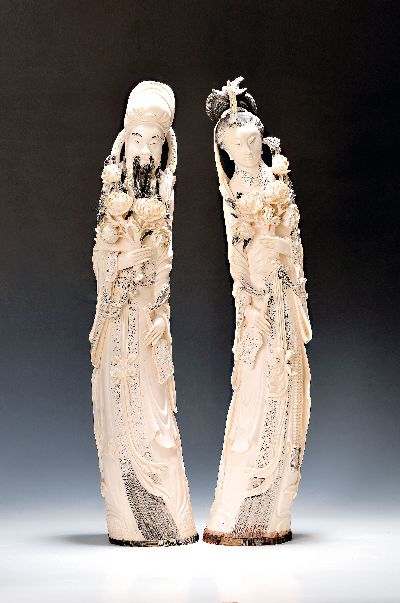 Paar große 74cm Elfenbeinfiguren, China, um 1900, jeweils aus einem kompletten Zahn vollplastisch geschnitzt, Kaiser und Kaiserin, in langen ...
