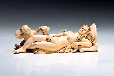 Elfenbeinfigur, wohl flämisch, 17./18. Jh., liegende Venus mit Amor, die Göttin hat ihren Kopf auf einem Kissen liegen, mit einer Hand verdeckt sie ...
