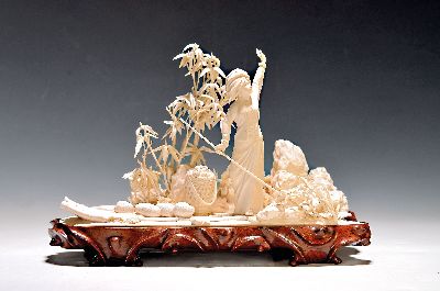 Elfenbeinschnitzerei, China um 1900, Obstverkäuferin auf Floß, junge Frau mit erhobenem Arm und Stange, dahinter felsige Landschaft mit Bambus, ...