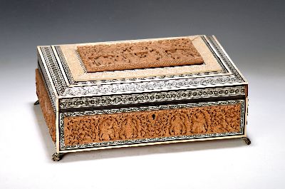 Schatulle, Indien, wohl Mitte 20. Jh., Bein und Sandelholz, aufgelegte Kassetten, reich Holzkassetten, fein geschnitzt, Gehäuse mit feinen ...