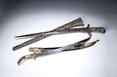 kleiner Säbel mit vergoldeten Beschlägen, Dagestan, Anfang 20. Jh., Griff und Scheidenbschläge Silber teilvergoldet, nielliert, graviert und ...