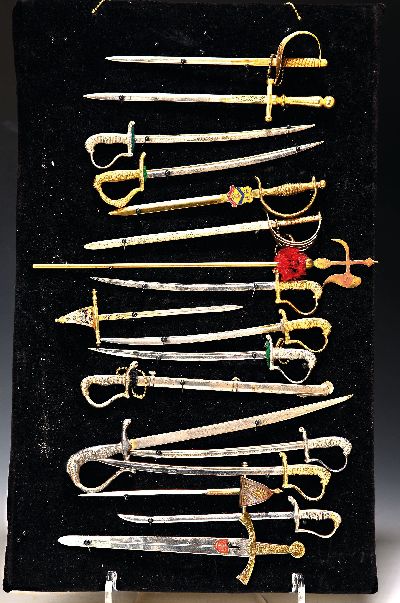 Kleine Sammlung von 18 Brieföffnern/ Miniatur Blankwaffen verschiedener Hersteller, 20. Jh., Metall, L. ca. 16.5 - 25 cm, teils sign. oder bezeichnet