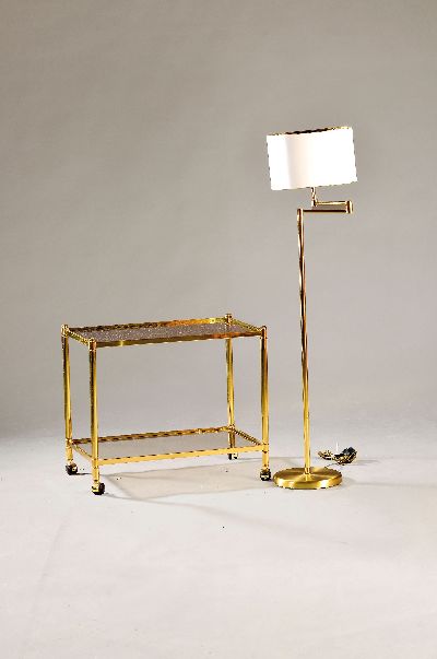 Stehleuchte und Beistelltisch, 1980er Jahre, Messing, Beistelltisch mit Rauchglasscheiben und Rollen, ca. 57x69x44cm, Stehlampe H. ca. 130cm, Elektr. ...