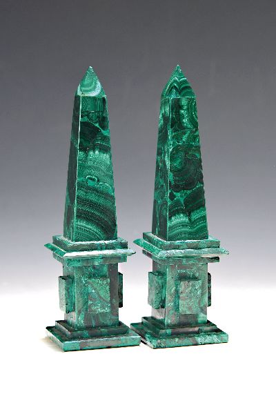 Paar Obelisken aus Malachit, neuzeitlich, H.je ca. 20.5cm