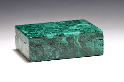 Deckeldose aus Malachit, neuzeitlich, ca. 5x14.5x10cm, Wandstärke ca. 0.5cm