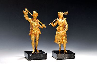 Paar Figuren, Frankreich, um 1900, Regulle, matt- und glanzvergoldet, Bäuerin und Jäger, Steinsockel sek., H. je ca. 26 bzw. 27cm