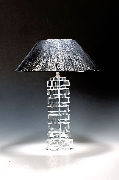 Design Tischlampe, wohl Italien, 1990er Jahre, Fuß aus 15 ovalen Scheiben aus farblosem Glas, Elektr. nicht geprüft, H. ca. 60cm
