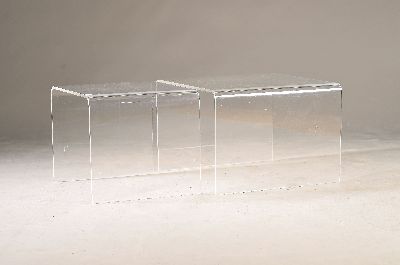 Paar Beistelltische, Acryl, einfach gebogene Form, ca. 40x60x56cm und 40x49x44cm, l.Gebr.sp., EZ 2