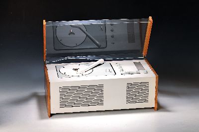 Audio-Anlage SK6, sog. Schneewittchensarg, Entwurf Hans Gugelot und Dieter Rams, um 1960, Metallgehäuse mit Holzwangen und Plexiglasdeckel, ...
