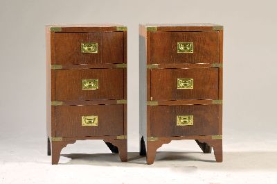 Paar Beistellschränkchen, England, um 1900, sog. Schiffsschränkchen, Mahagoni mit Messingbeschlägen, je drei Schübe, je ca. 66x29x37cm, EZ 3