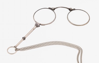 Lorgnette, wohl deutsch, 1920-30, 835er Silber, an Kette (sek.), versilbert, L. ca. 100 cm, Federringschließe