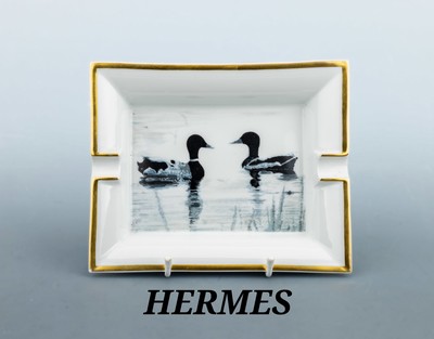 HERMES Aschenbecher "2 Enten", Porzellan weißer Grund goldfarb. Rand, Malerei in Schwarz- und Grautönen mit Darstellung zweier Enten, ...