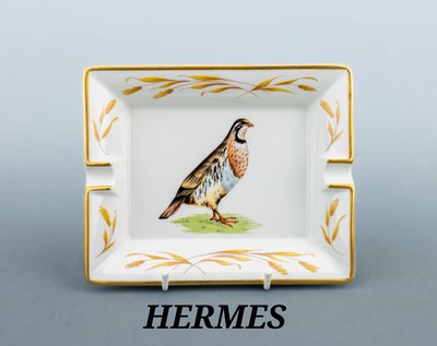 HERMES Aschenbecher "Rebhuhn", Porzellan, weißer Grund goldfarb. Rand, Malerei mit Darstellung eines Rebhuhns, Rand mit Ähren verziert, ...