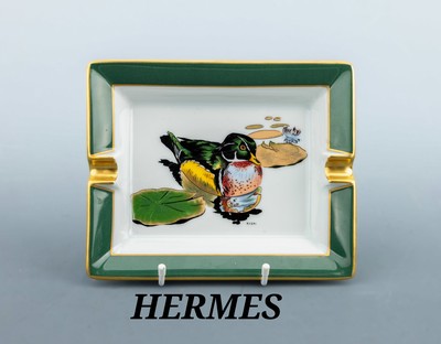 HERMES Aschenbecher "Erpel", Porzellan, weißer Grund Fahne Grün mit goldfarb. Rand, Malerei mit Darstellung eines Erpels mit See- ...