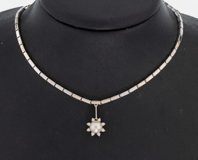 14 kt Gold Perl-Brillant-Collier, WG 585/000, bewegl. abgehangenes Mittelteil, Zuchtperle, D. ca. 7.5 mm, umgeben von 8 Brillanten zus. ca. 0.16 ct ...
