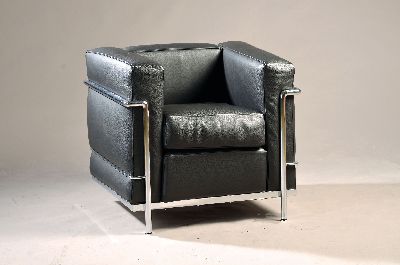Armlehnsessel LC2, Entw. Le Corbusier (1887 -1965), Ausführung Cassina, verchromtes Stahlrohrgestell, schwarze Lederbezüge, Gestell mit ...