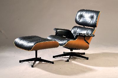 Lounge-Chair mit Ottomane, Entw. Charles & Ray Eames von 1956, Ausführung Vitra, Sitzschale aus Schichtholz, Polsterung mit schwarzem Lederbezug, ...