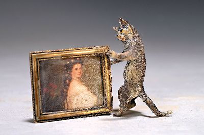Wiener Bronze, Katze mit Bild der Kaiserin Sissi, sign. Wasserkrug, bunt staffiert, ca. 6x9 cm