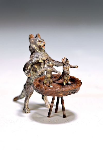Wiener Bronze, Katze mit zwei Kätzchen auf einem Korbtablett, sign. Bergmann, bunt staffiert, H.ca. 5 cm