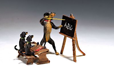 Wiener Bronze, Dackelschule, sign. Franz Bergmann, Lehrer an der Tafel mit zwei Schülern am Pult, bunt staffiert, ca. 7.5x11 cm
