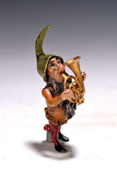 Wiener Bronze, Zwerg mit Blasinstrument, sign. Bergmann, bunt staffiert, H.ca. 8 cm