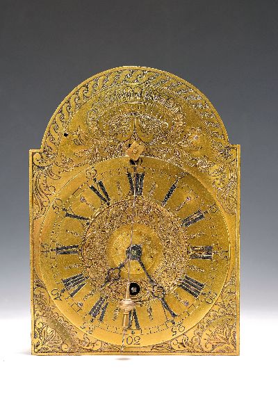 Tischuhr, sog. Vorderzappler, alpenländisch um 1800/1850, graviertes Bogenzifferblatt mit seperaten Ziffernreif, dieses mit Eisenblech hinterlegt, ...