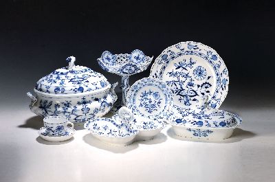 21 Teile Porzellan, Meissen, um 1890 und später, meist 1. Wahl, blaues Zwiebelmuster unter der Glasur, ovales Tablett mit Schleifen ca. 39x27cm, ...