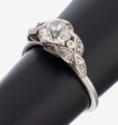 Platin Diamant-Ring, um 1860/70, Pt gepr., 1 Altschliff-Diamant ca. 1.30 ct get.Weiß/p, Ringschultern floral verziert, mit 8 Diamantrosen zus. ca. ...